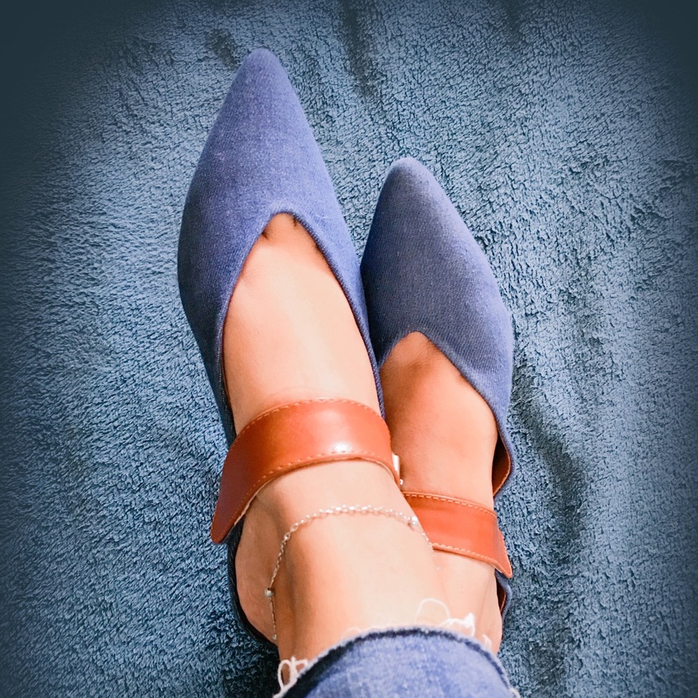 Ladies Pointed toe flat slides. Snake skin color - Picture 7 of 7